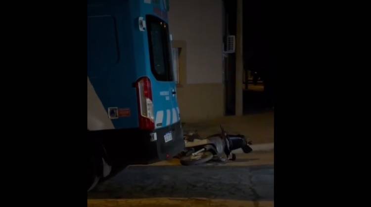 Accidente de tránsito entre una moto y una ambulancia