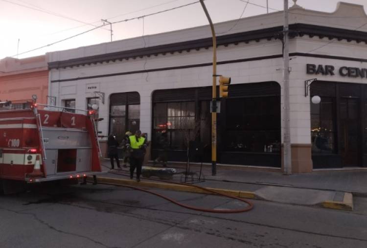 Bomberos Voluntarios acudieron a un principio de incendio en el Bar Central