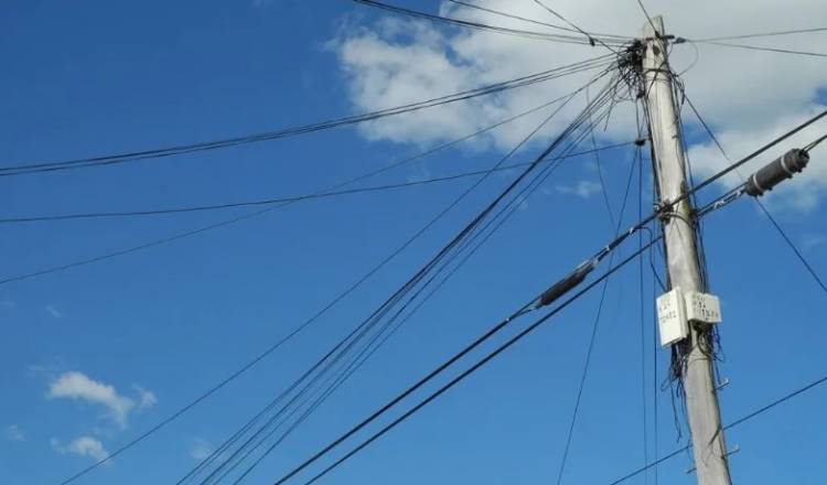 Piden a Telefónica que presente plan de erradicación de postes y cableado en desuso