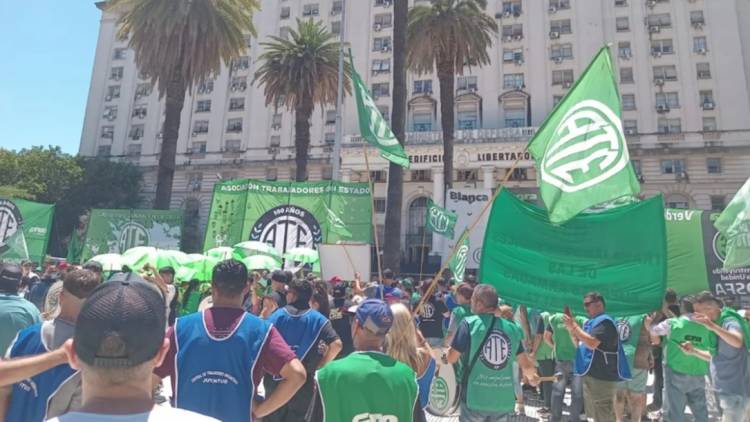 Por ahora, desde ATE informan que no hubo ofrecimientos del gobierno para los trabajadores nacionales
