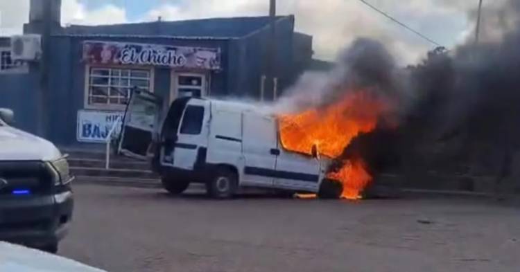 Incendio de una camioneta en Salta y 17 de Febrero