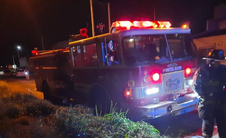 Bomberos Voluntarios tuvieron que rescatar a un patrullero encajado en Villa Arias