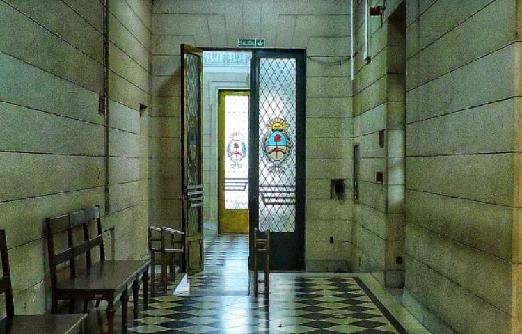 Condenan a una instrumentadora y a una enfermera por haber olvidado una gasa dentro de una paciente