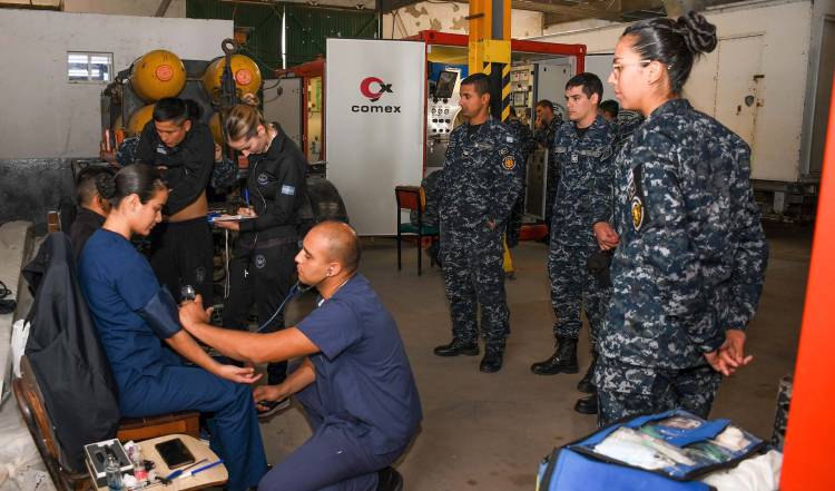 Se realizó un adiestramiento del Servicio de Salvamento de la Armada