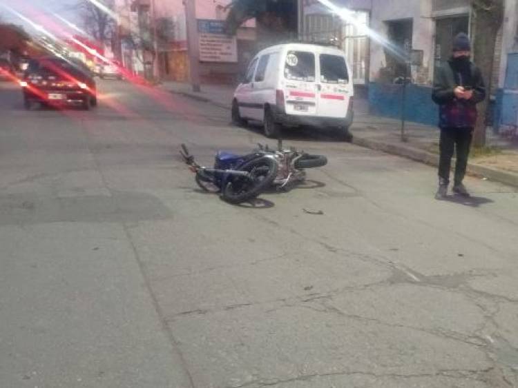 Una menor iba a la escuela y una moto la embistió