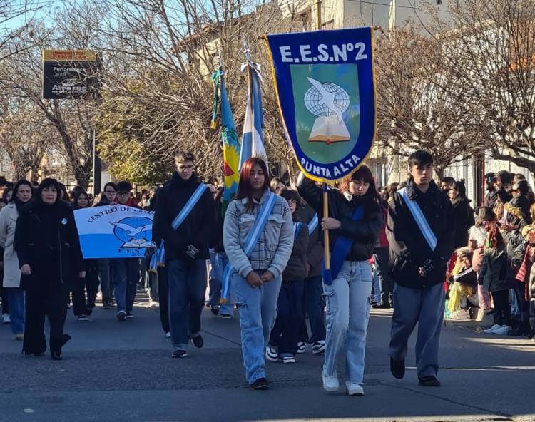Se realizó el desfile por el 127 aniversario de Punta Alta ante un gran marco de público
