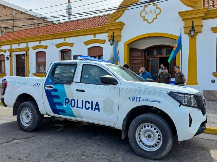 El Municipio de Coronel Rosales hizo entrega de un nuevo móvil para la Policía rural
