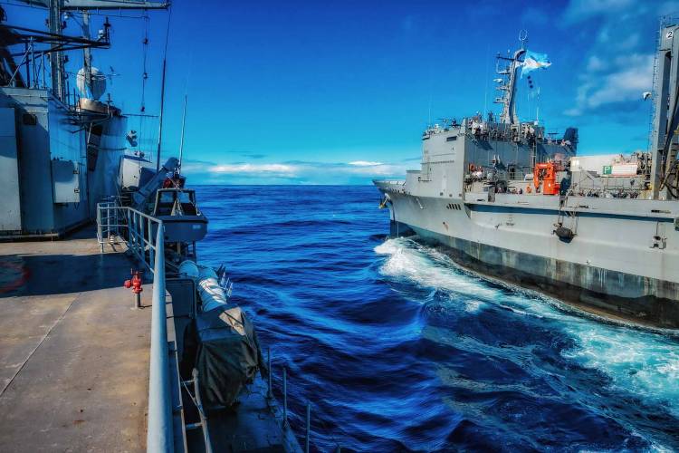 El destructor ARA “La Argentina” se reabasteció en navegación
