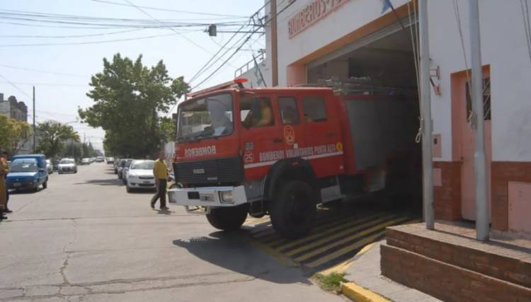 Venta de almanaques en Bomberos Voluntarios y entrega de alimentos del PAAM