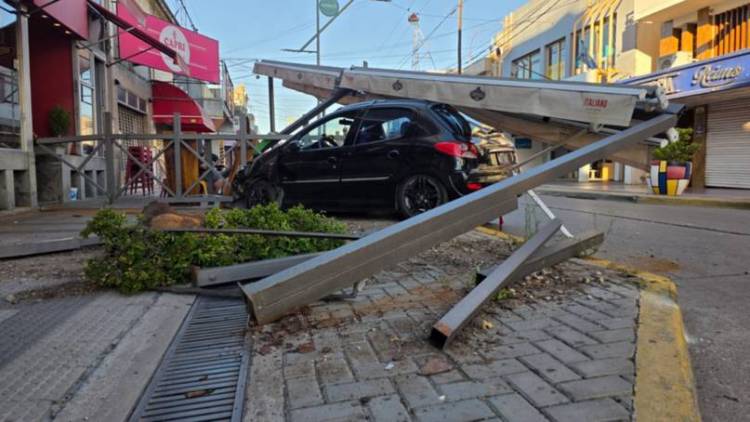 Una joven perdió el control del auto y destruyó el deck de un bar en pleno centro