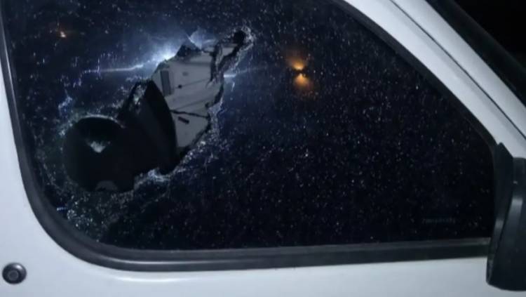Un hombre fue detenido por romper las ventanas de una camioneta a botellazos
