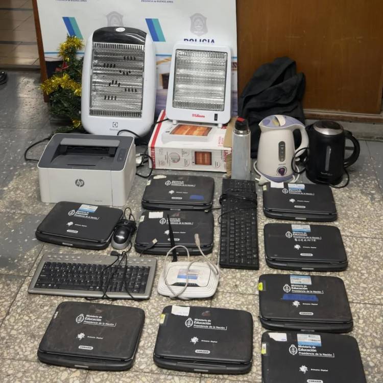 Encuentran en una obra en construcción computadoras y estufas robadas en escuelas