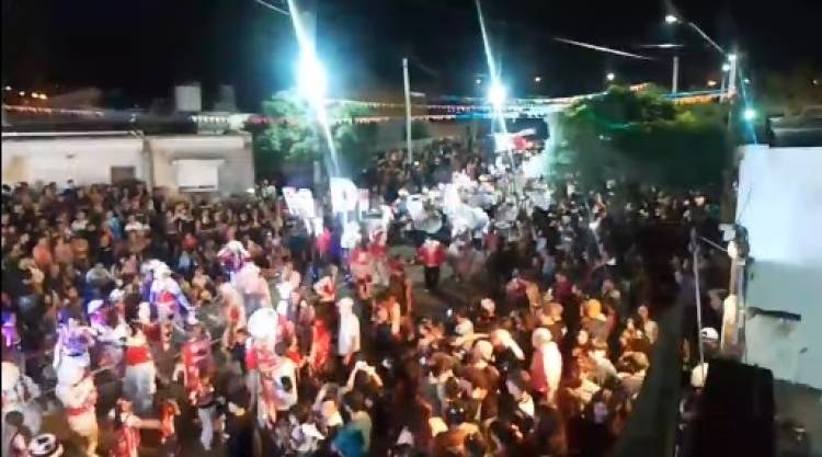 Una multitud en la 10ma edición del Corso Barrial organizado por La Murga de la Abuela