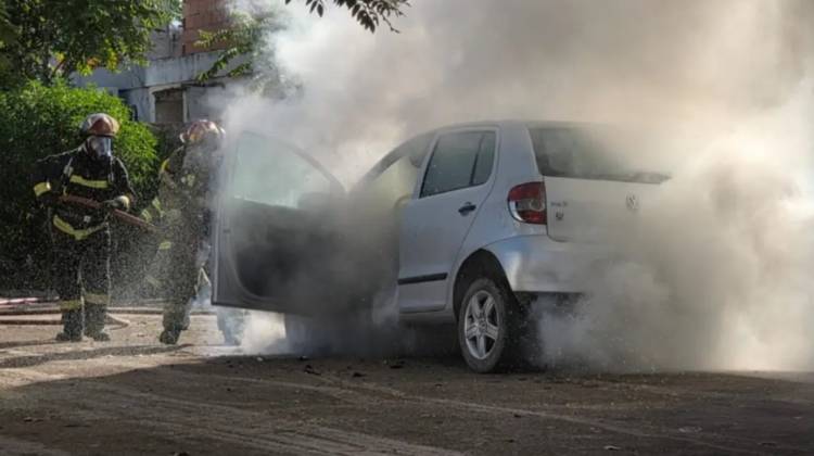 Bomberos Voluntarios acudieron al incendio de un vehículo en Ciudad Atlántida