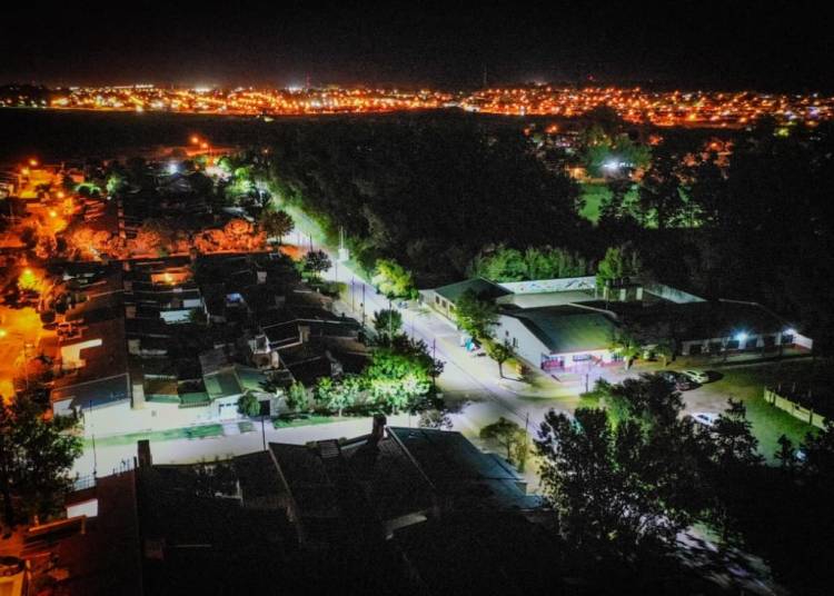 El Municipio de Coronel Rosales instaló nuevas luminarias LED en el barrio Albatros XX