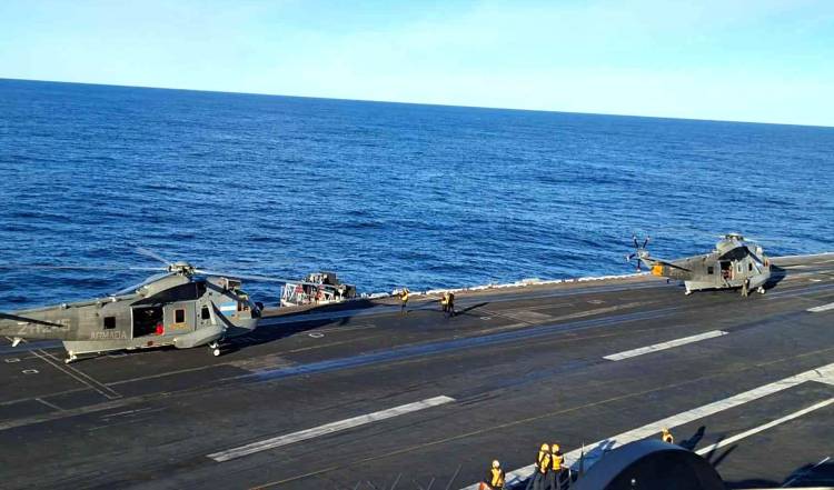 Helicópteros Sea King de la Armada Argentina operan a bordo del portaaviones USS “Nimitz”
