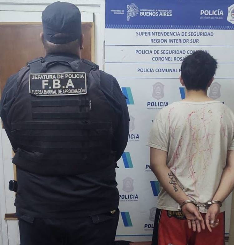 Un hombre de 19 años fue aprehendido por golpear a su novia