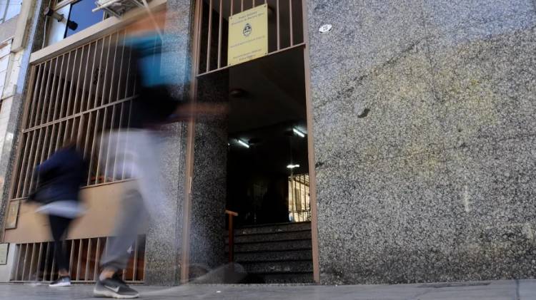 Detuvieron a un hombre acusado de abusar de sus dos hijas en Villa Arias
