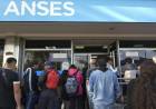Largas filas en oficinas de ANSES para inscribirse al bono de 45 mil pesos