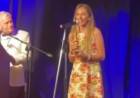 La locutora Paola Gómez recibió el Faro de Oro