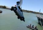 Un vehículo fue rescatado del fondo de la darsena en Puerto Belgrano
