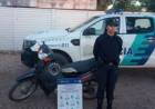 Detuvieron a un hombre cuando remolcaba una moto robada