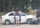 Accidente de tránsito entre un auto y una moto cerca del Parque San Martín