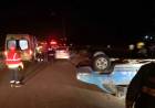 Vuelco de un auto tras un choque en la rotonda de Grunbein