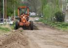 Reparan calles de tierra en distintos barrios y localidades 