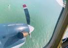 Un avión B-200 de la Armada Argentina participa en la búsqueda de los dos kayakistas desaparecidos en Pinamar