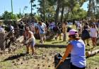 Se realizó una "jornada solidaria" para reacondicionar la plaza de Villa Arias