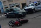 Una persona herida en un accidente de tránsito entre un auto y una moto