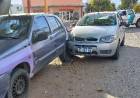 Un remis embistió a un auto estacionado y generó un múltiple choque