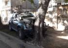 Una camioneta chocó a un auto, se subió a la vereda e impactó contra un árbol