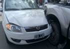 Una mujer perdió el control de su auto y chocó con una camioneta estacionada
