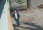 Un delincuente fue grabado robando una alianza con engaños a un hombre de 88 años
