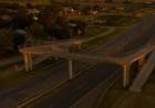 Volvieron los vándalos “tira piedras” al puente peatonal que está a la salida de Bahía Blanca