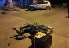 Un motociclista herido tras chocar con un auto