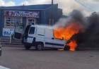 Incendio de una camioneta en Salta y 17 de Febrero