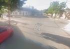 Accidente de tránsito entre una moto de delivery y un Ford Taunus en San Martín y 25 de mayo