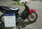Chocaron una moto robada contra la puerta de una casa y la dejaron abandonada