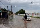 Un automovilista apuntó con un arma de fuego a dos vecinos que cortaban una calle inundada