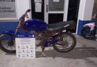 Dos hombres intentaron escapar en moto sin patente y fueron aprehendidos