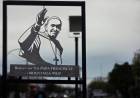 Se colocó un cartel que señaliza el Boulevard Papa Francisco en avenida Tucumán