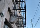 Piden que el Municipio haga controles preventivos sobre balcones y carteleras en mal estado