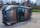 Un puntaltense volcó con su utilitario tras chocar con una camioneta en la rotonda de Grünbein