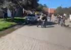 Golpean a una adolescente fuera de una escuela, lo graban y viralizan