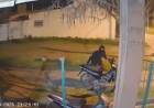 Una cámara captó como delincuentes robaban una moto del frente de una casa