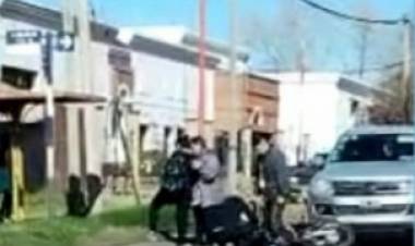 Un hombre fue trasladado al Hospital luego de un choque entre una camioneta y una moto