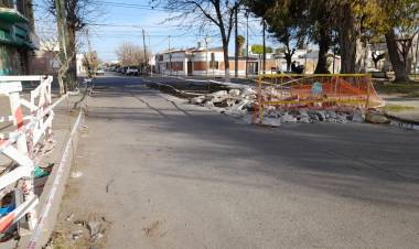 Corte de media calzada para reparación de hormigón en calle Uriburu 